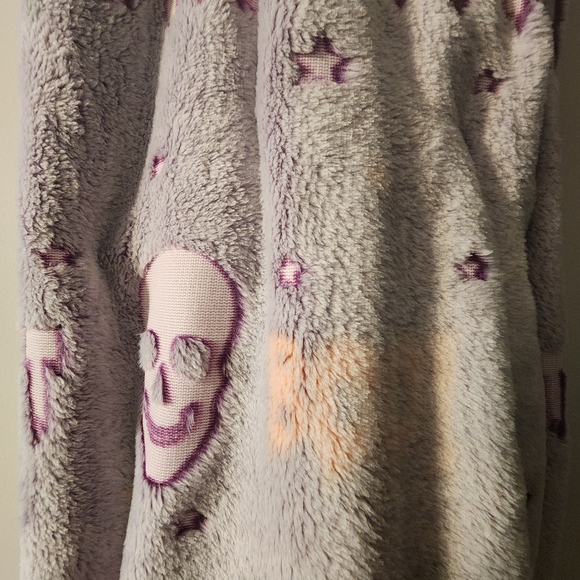 Halloween Glow In The Dark Spooky Skulls Super Plush Throw Blanket - Picture 2 of 4